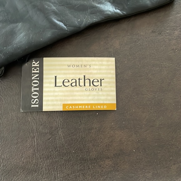 isotoner black leather gloves - Picture 3 of 4